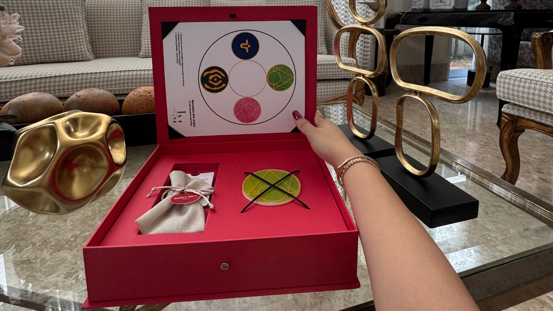 <strong> Existe uma forma de silenciar a mente sem  remédio, sem meditação e sem enrolação. </strong>